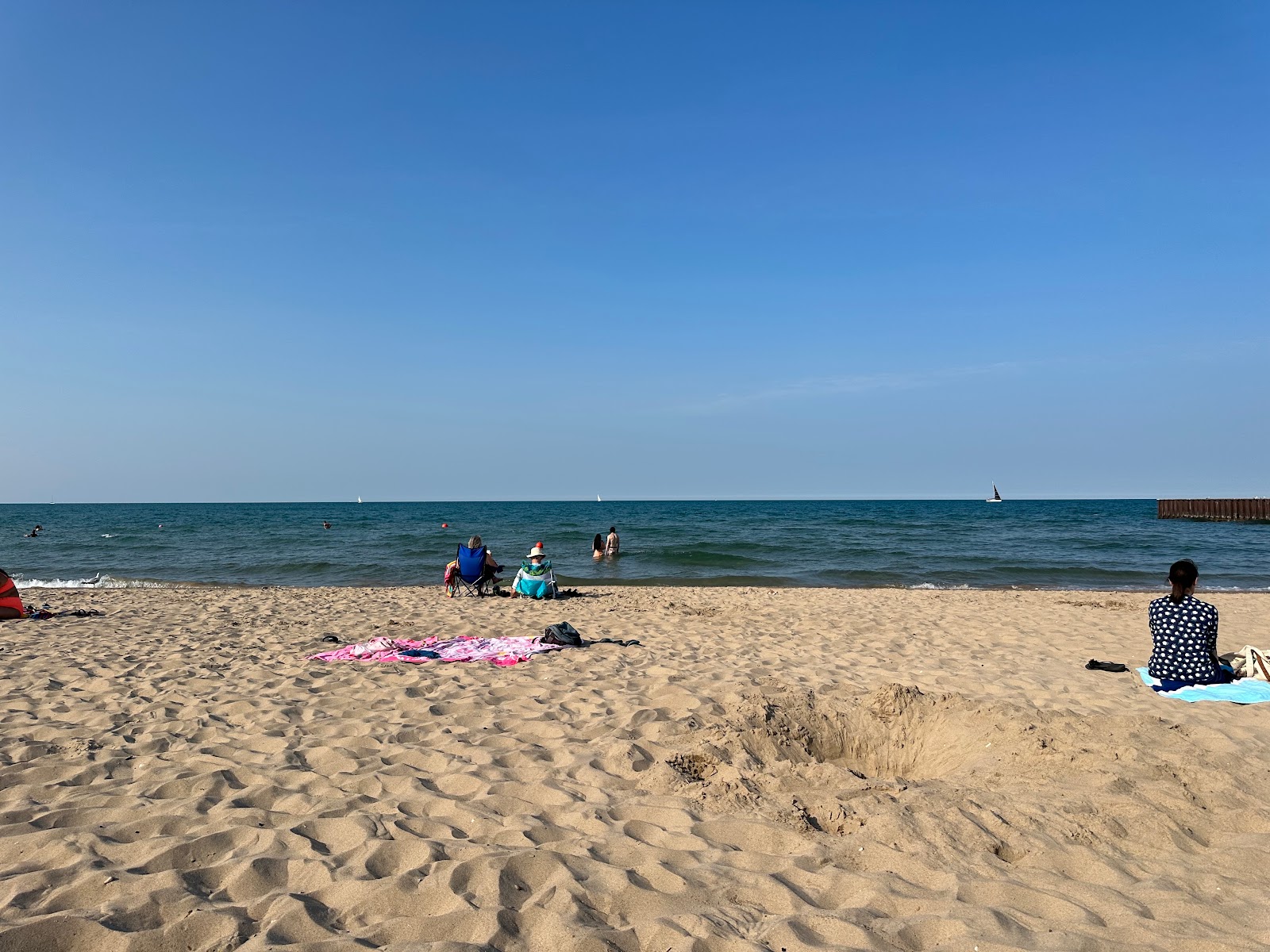 Foto de Lighthouse Beach com uma linha costeira espaçosa
