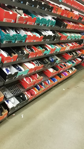 Clothing Store «Nike Factory Store», reviews and photos, 243 Tanger Dr Suite 243, Williamsburg, IA 52361, USA