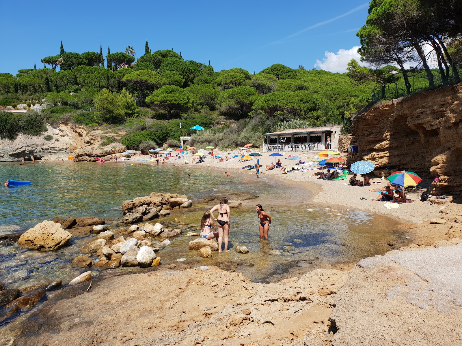 Zdjęcie Spiaggia Madonna delle Grazie z powierzchnią beżowy piasek i kamyki