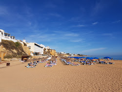 Praia dos Pescadores'in fotoğrafı dağlarla çevrili