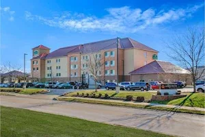 La Quinta Inn & Suites by Wyndham Indianapolis Airport West image