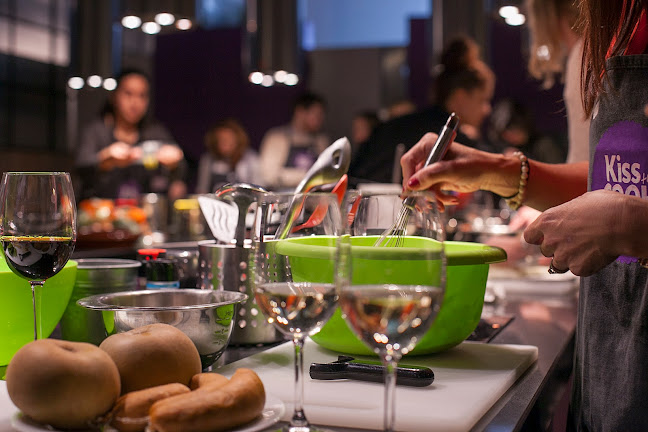 Kiss The Cook - Escola