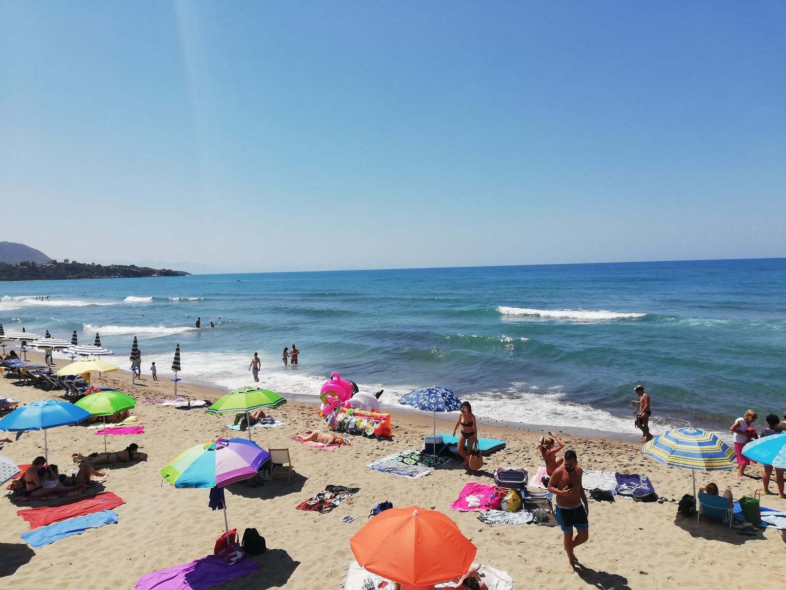 Foto von Spiaggia Di Mazzaforno und die siedlung