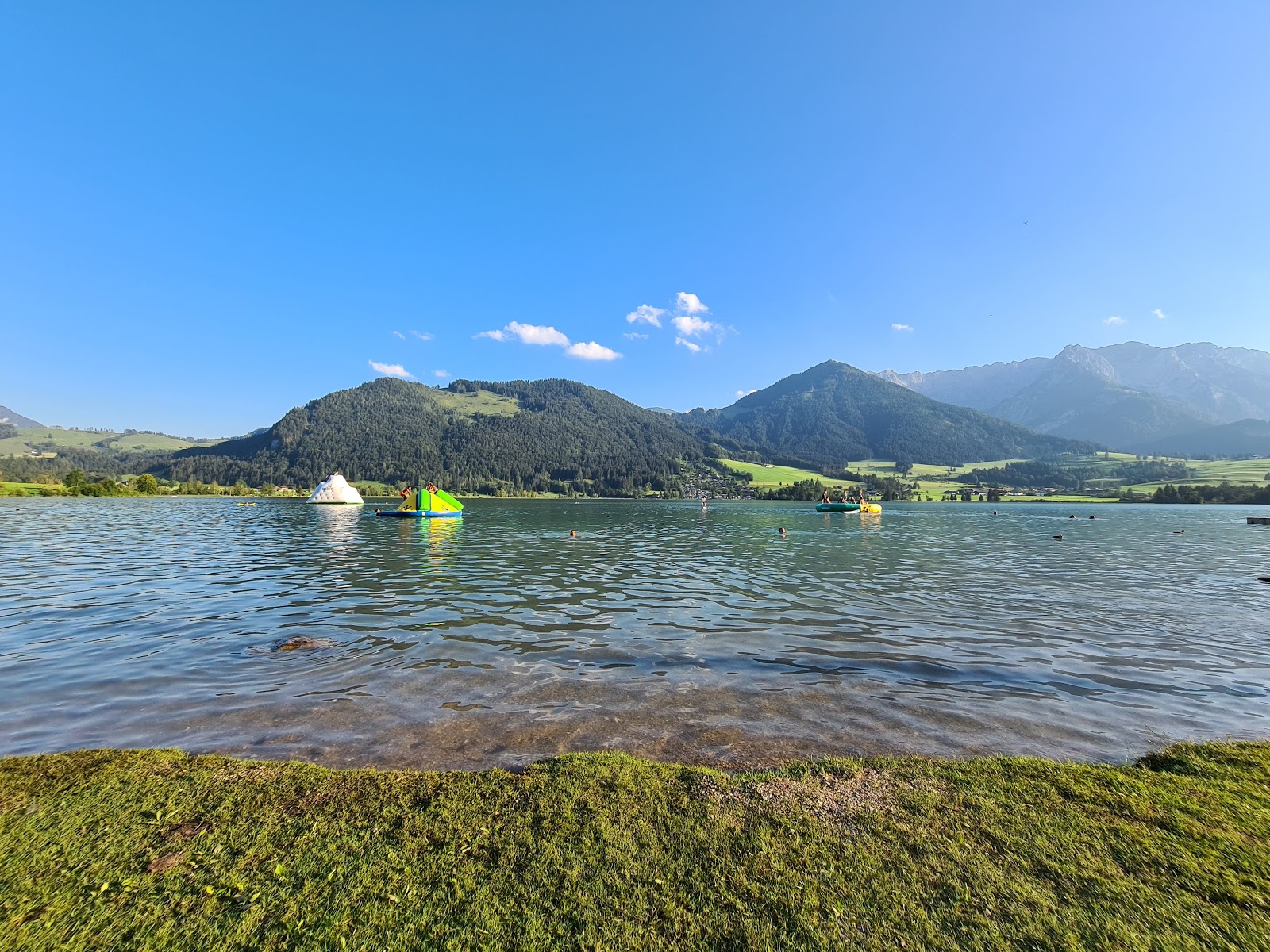 Promenade Walchsee Badestelle的照片 带有宽敞的海岸