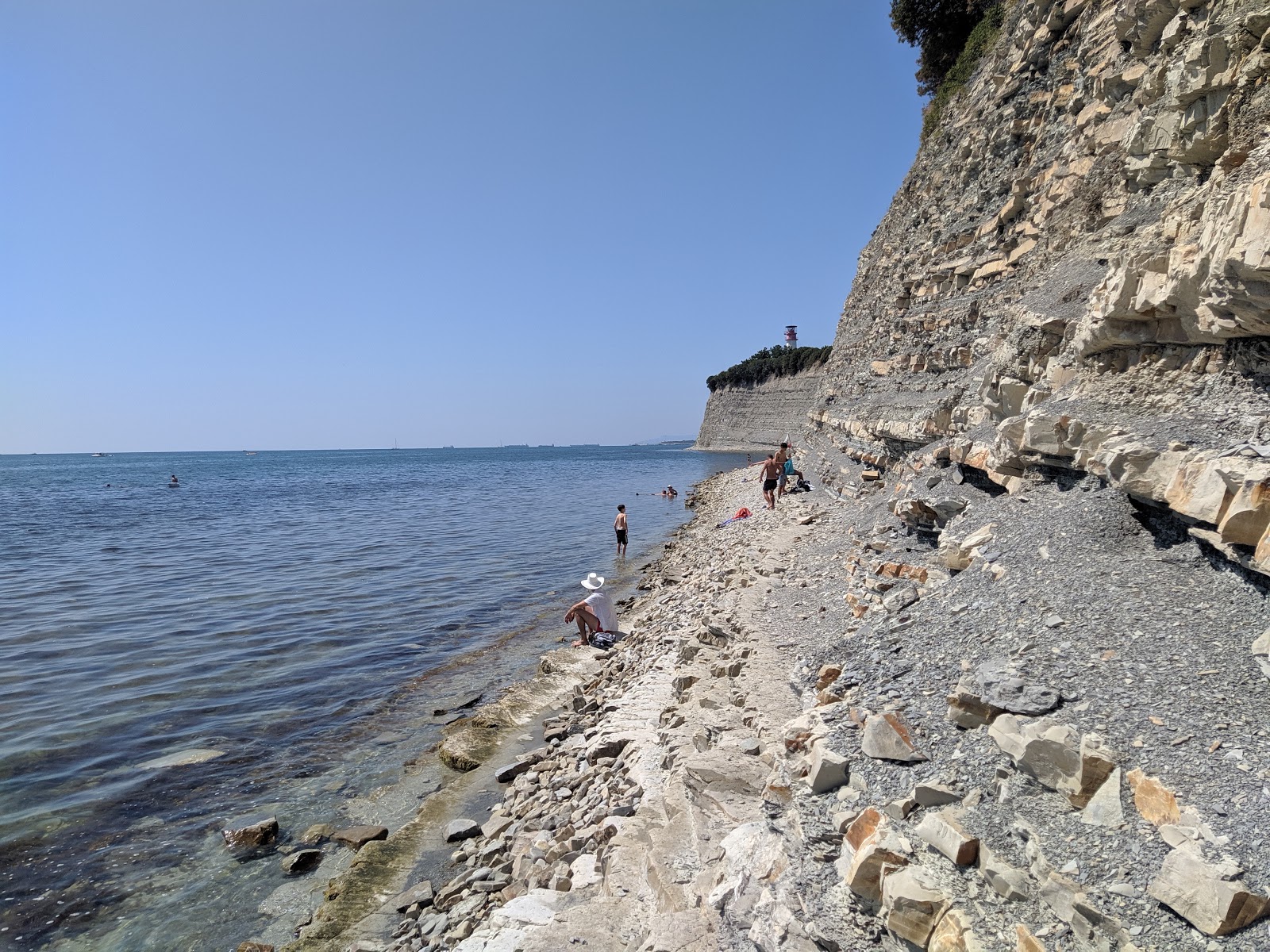 Foto di Plyazh Krucha III con una superficie del terreno roccioso