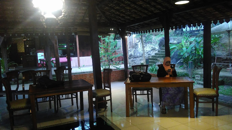 Cafe & Resto Watu Pawon