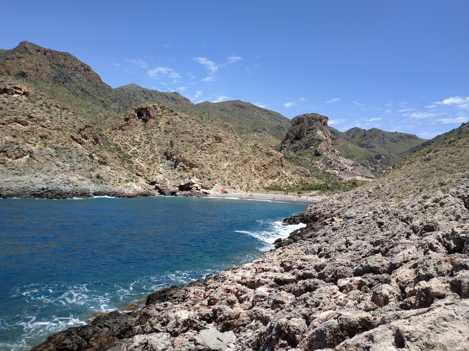 Playa Cala Cerrada'in fotoğrafı dağlarla çevrili