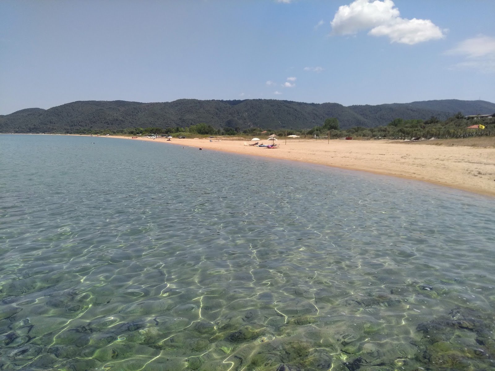 Foto von Koumitsa Beach mit beiger sand Oberfläche