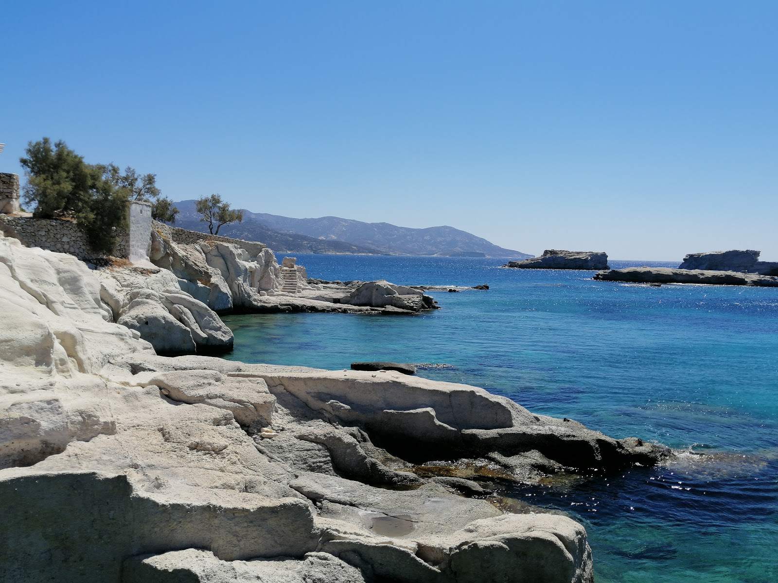 Rema beach'in fotoğrafı uçurumlarla desteklenmiş