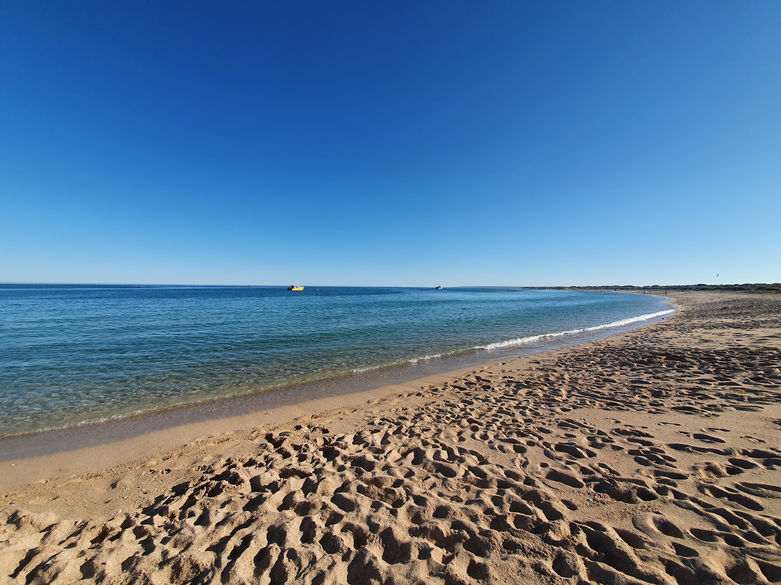 Foto van Bundegi Beach met helder zand oppervlakte