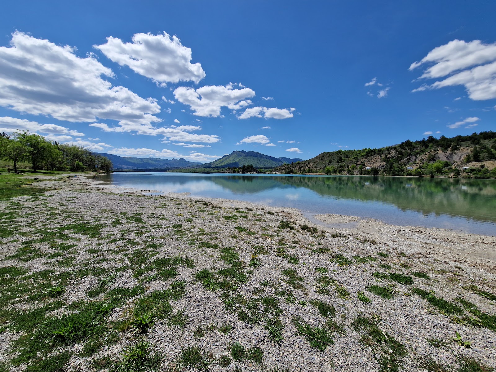 Plan d'eau du Riou Beach'in fotoğrafı - rahatlamayı sevenler arasında popüler bir yer