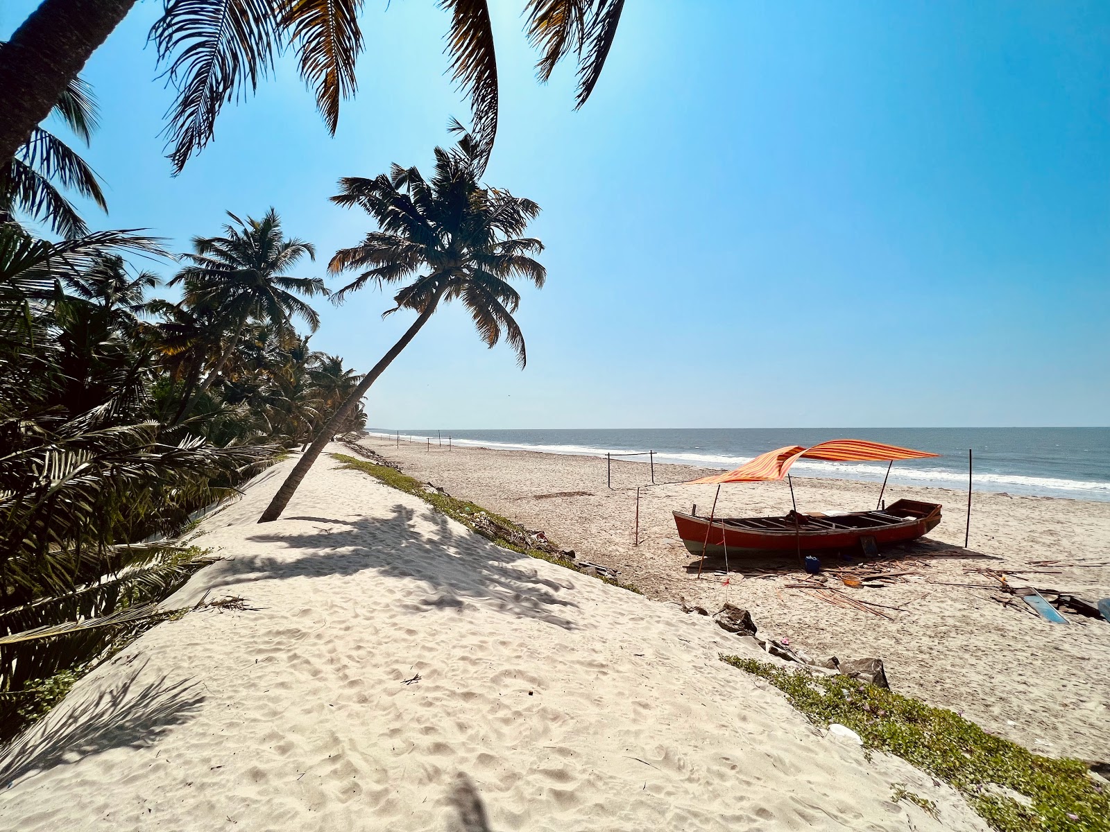 Chellanam Beach Kochi的照片 带有碧绿色水表面