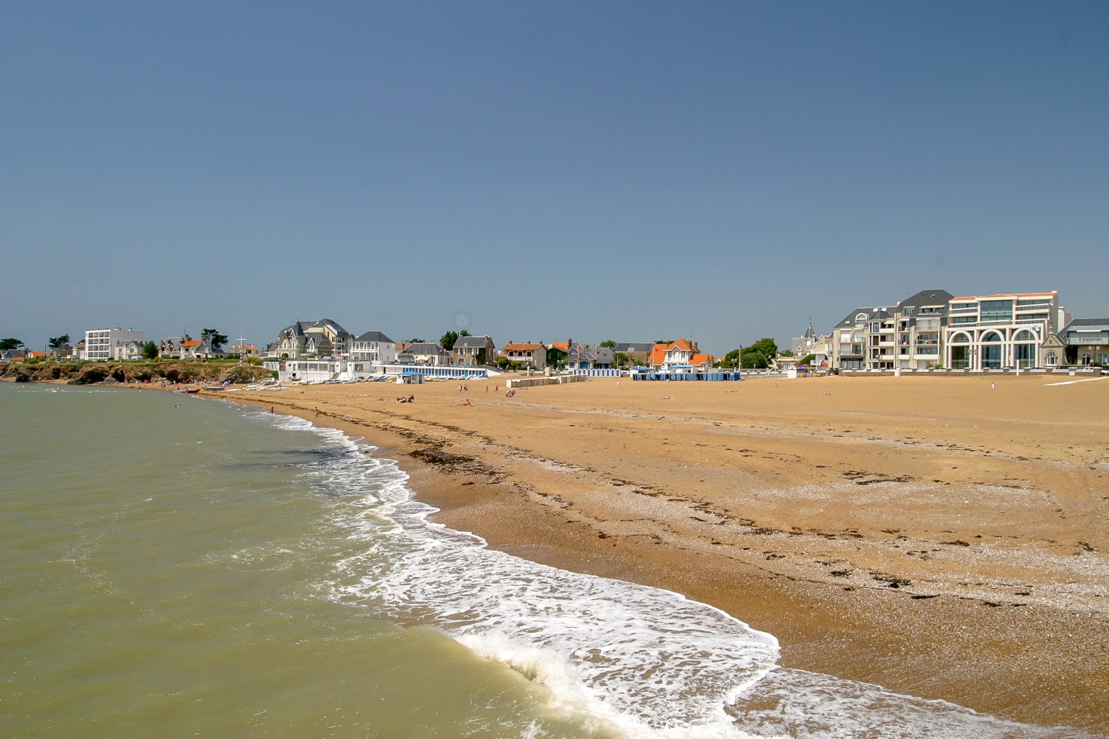 Boisvinet beach的照片 带有碧绿色纯水表面