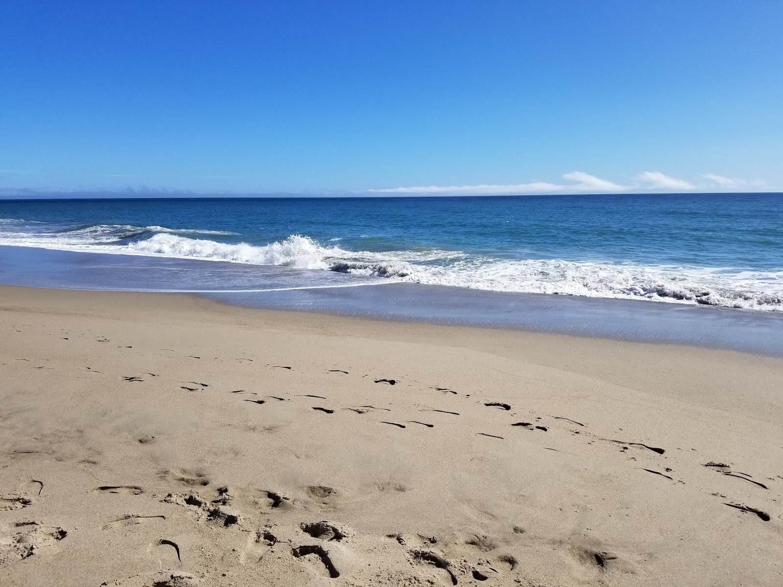 Mugu beach'in fotoğrafı geniş bir kıyı şeridi ile birlikte