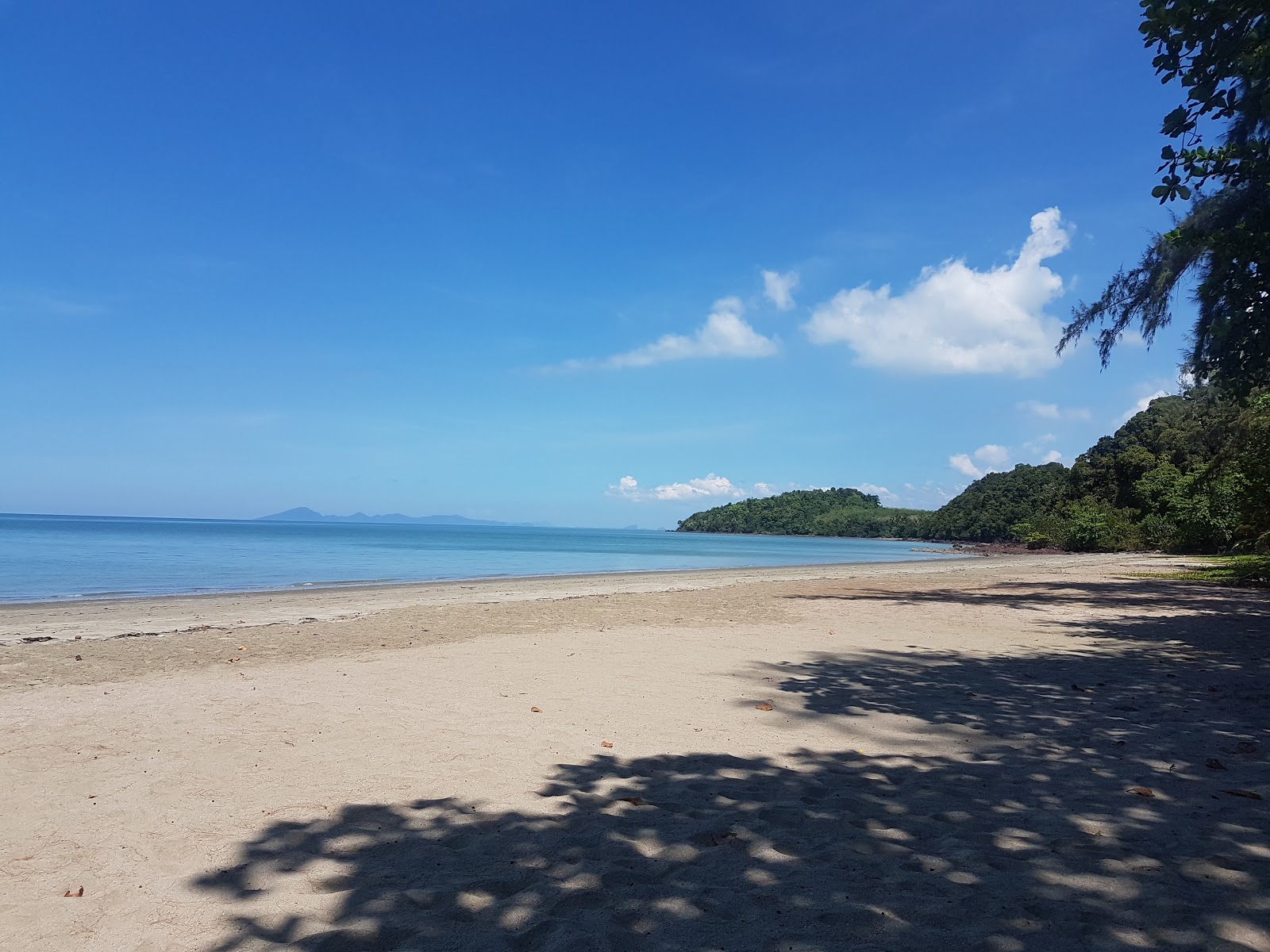 Fotografija Samran Beach II z siv pesek površino