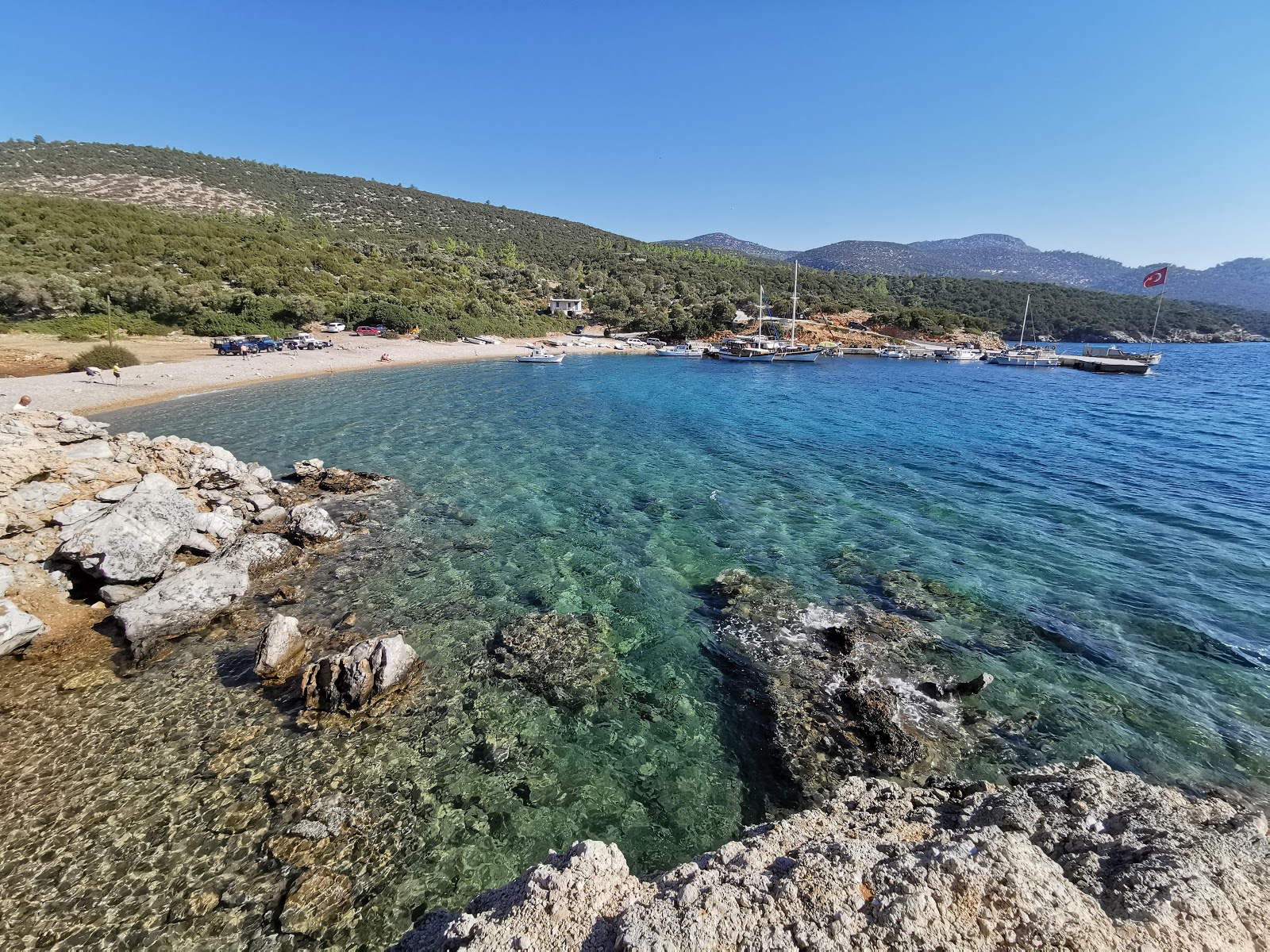 Foto di Kargicak Koyu con una superficie del acqua cristallina