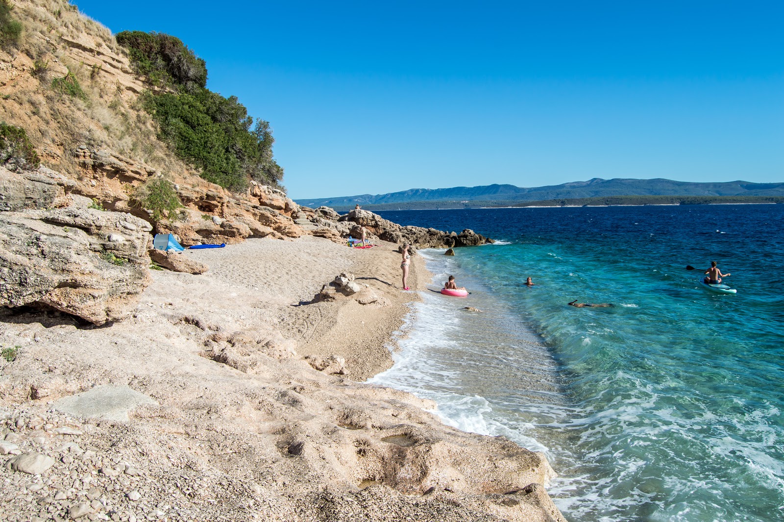 Φωτογραφία του Romantic beach περιτριγυρισμένο από βουνά