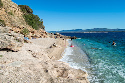 Romantic beach'in fotoğrafı dağlarla çevrili