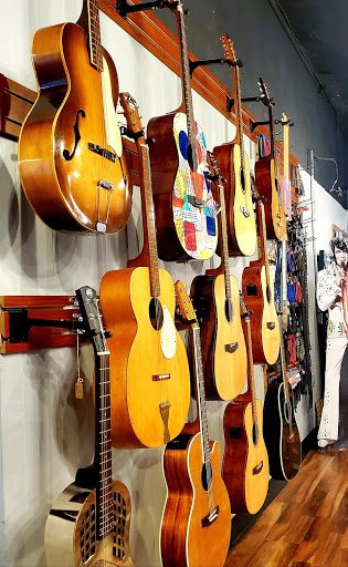 Cumberland Guitars in Jamestown, Kentucky