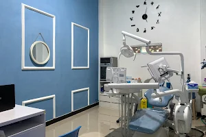 Dokter Gigi Pamekasan - Erlita Dental Care image