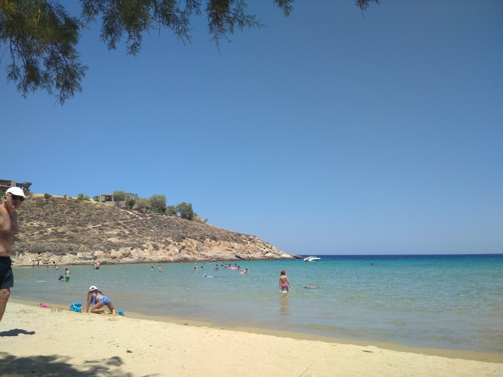 Foto de Agios Ioannis beach apoiado por penhascos