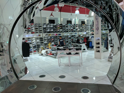 Shoe Store «Shoe Palace», reviews and photos, 2901 S Capital of Texas Hwy, Austin, TX 78746, USA