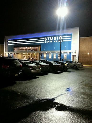 Movie Theater «Studio Movie Grill», reviews and photos, 2880 Holcomb Bridge Rd, Alpharetta, GA 30022, USA