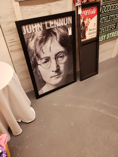 Antique Store «Logan Village Mall», reviews and photos, 977 Logan St, Noblesville, IN 46060, USA