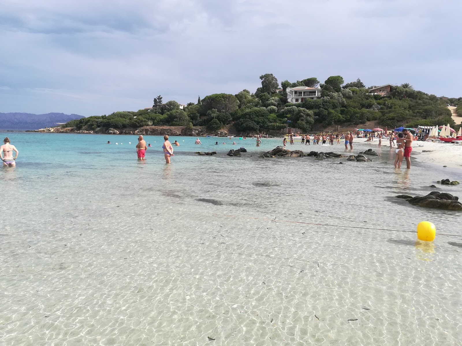 Foto van Sos Aranzos Strand met turquoise puur water oppervlakte