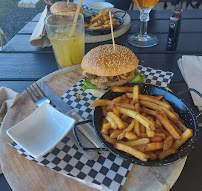 Plats et boissons du Restaurant Tiki Burger Club à Saint-François - n°1