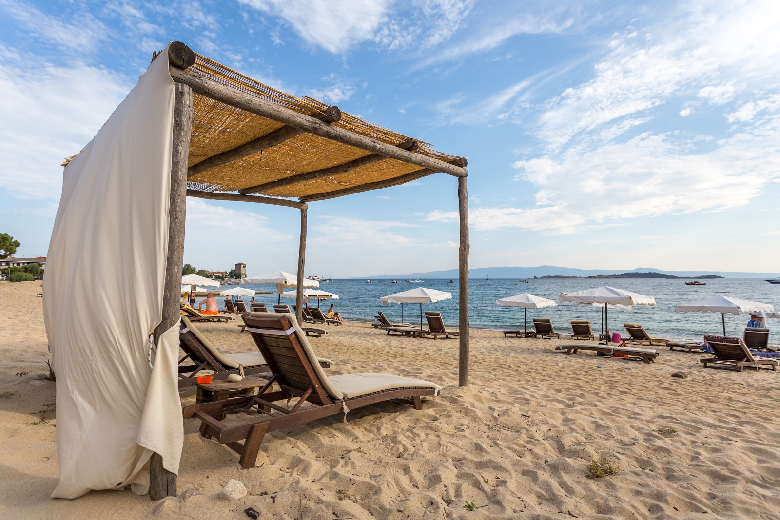 Foto di Paralia Ouranoupoli con una superficie del sabbia beige e rocce