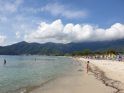 Foto di Golden Sand beach sorretto da scogliere