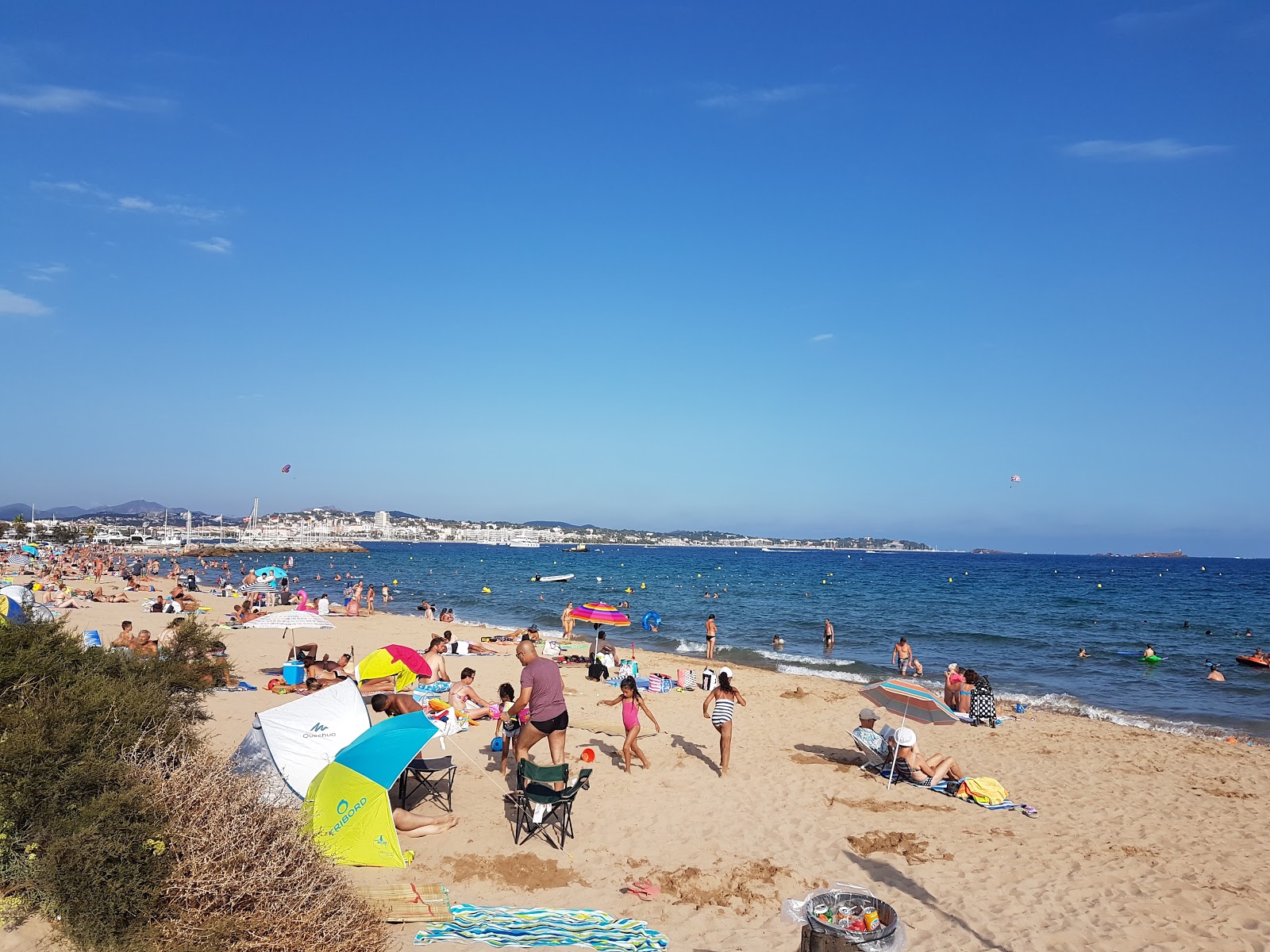 Φωτογραφία του Beach de la base nature με φωτεινή λεπτή άμμο επιφάνεια