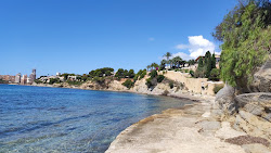 Cala Les Bassetes'in fotoğrafı dağlarla çevrili