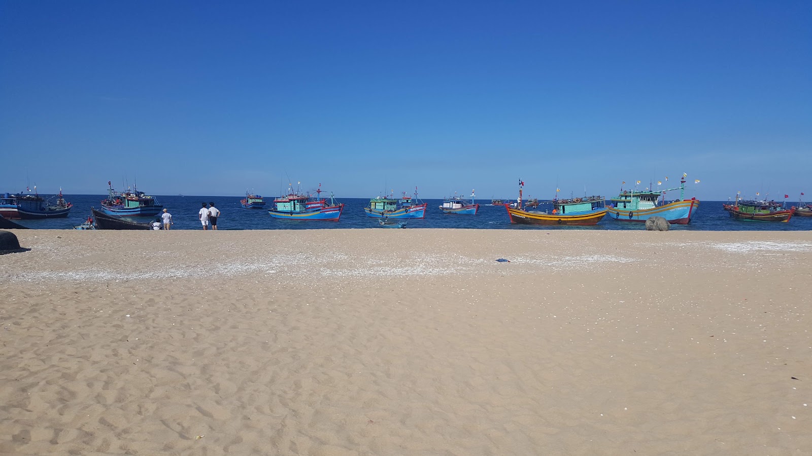 Foto van Xuan Hoa beach met recht en lang