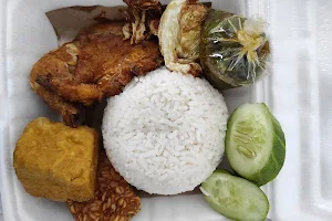 AYAM PENYET TEPAS AKI image