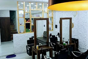 Capital Zone - Luxury Unisex Salon - Best Hair Artist || Best Bridal Makeup Artist In City Centre Gwalior image