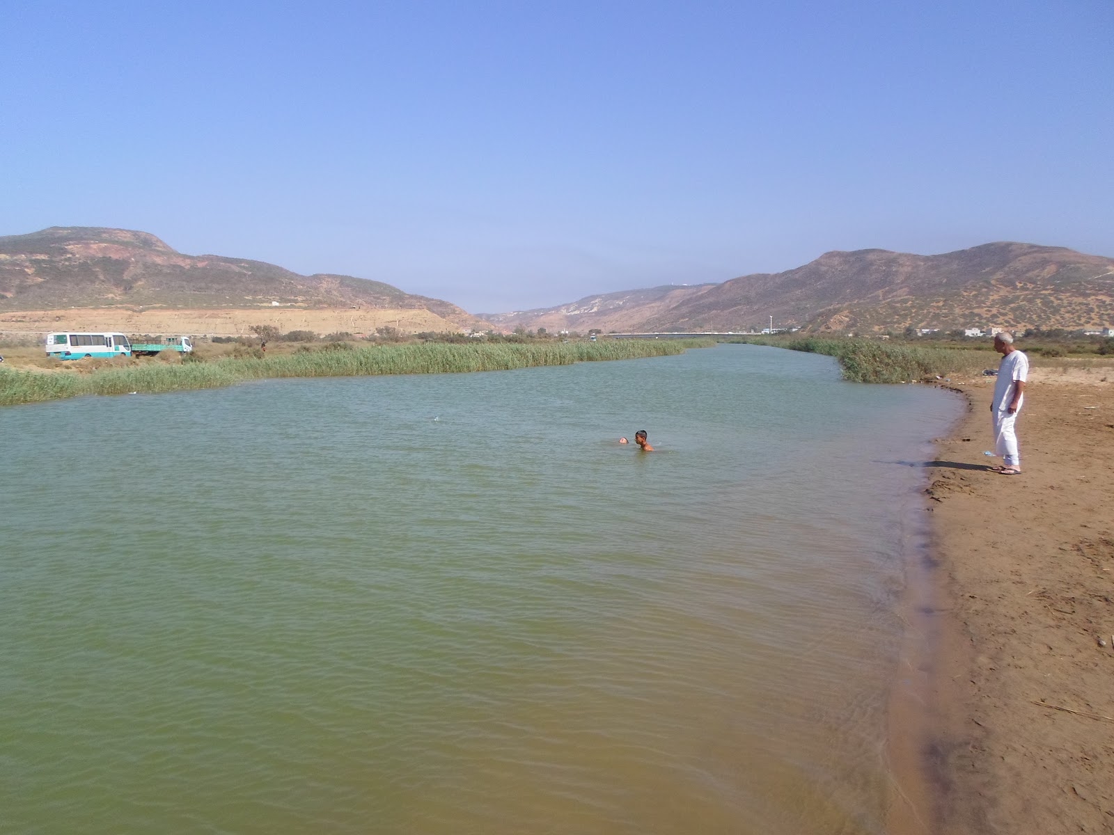 Foto di Plage du Chelif con una superficie del acqua cristallina