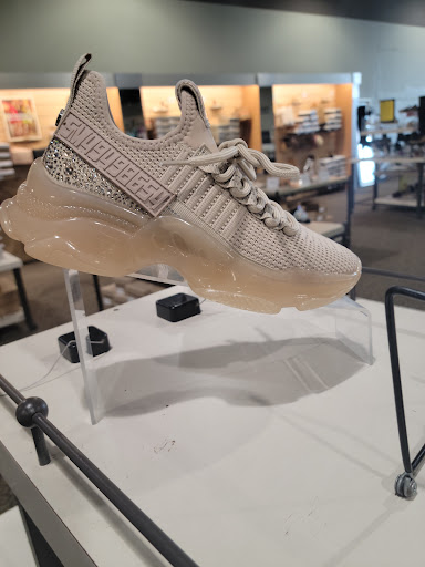 Shoe Store «DSW Designer Shoe Warehouse», reviews and photos, 202 Orland Park Pl, Orland Park, IL 60462, USA