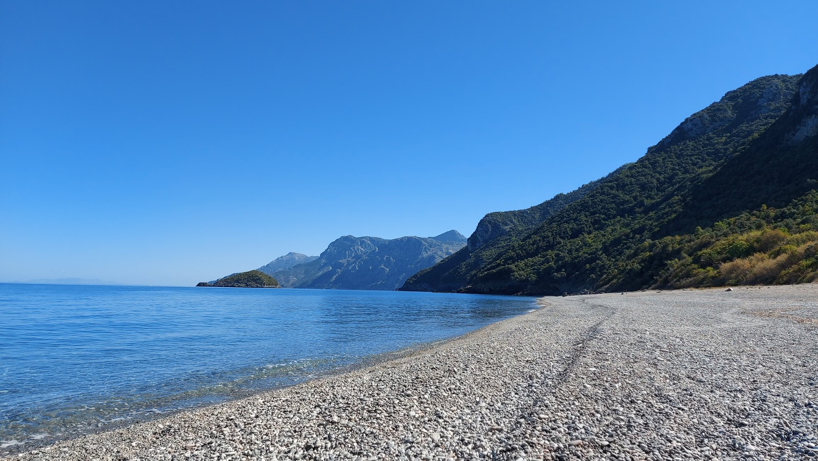 Photo de Kokkinia beach avec sable gris avec caillou de surface