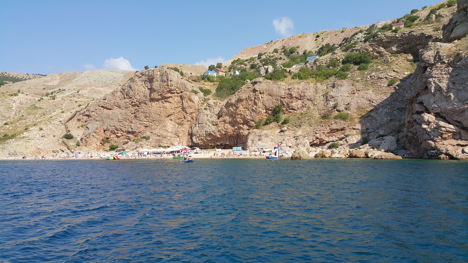 Φωτογραφία του Παραλία Βασίλης υποστηρίζεται από βράχους