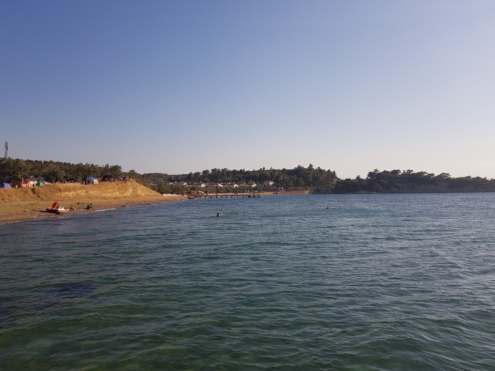 Zeytinli kamp beach的照片 带有碧绿色纯水表面