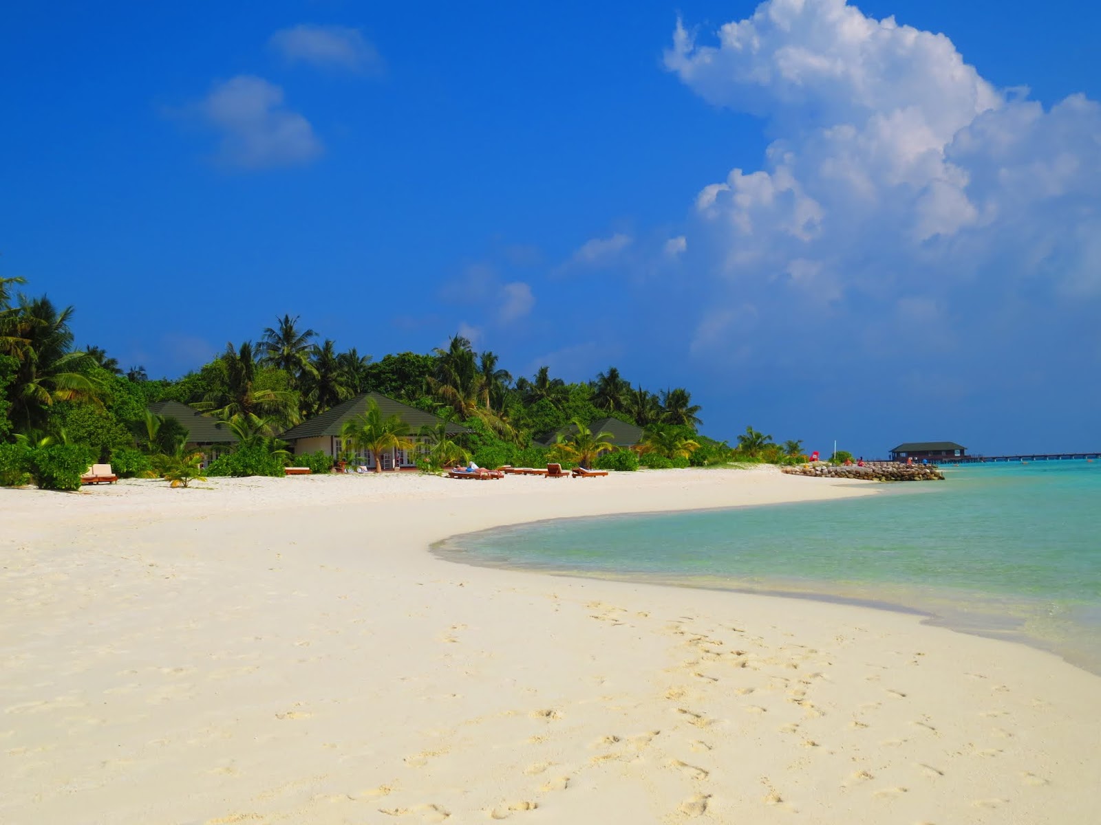Foto von Strand der Insel Meedhupparu mit langer gerader strand