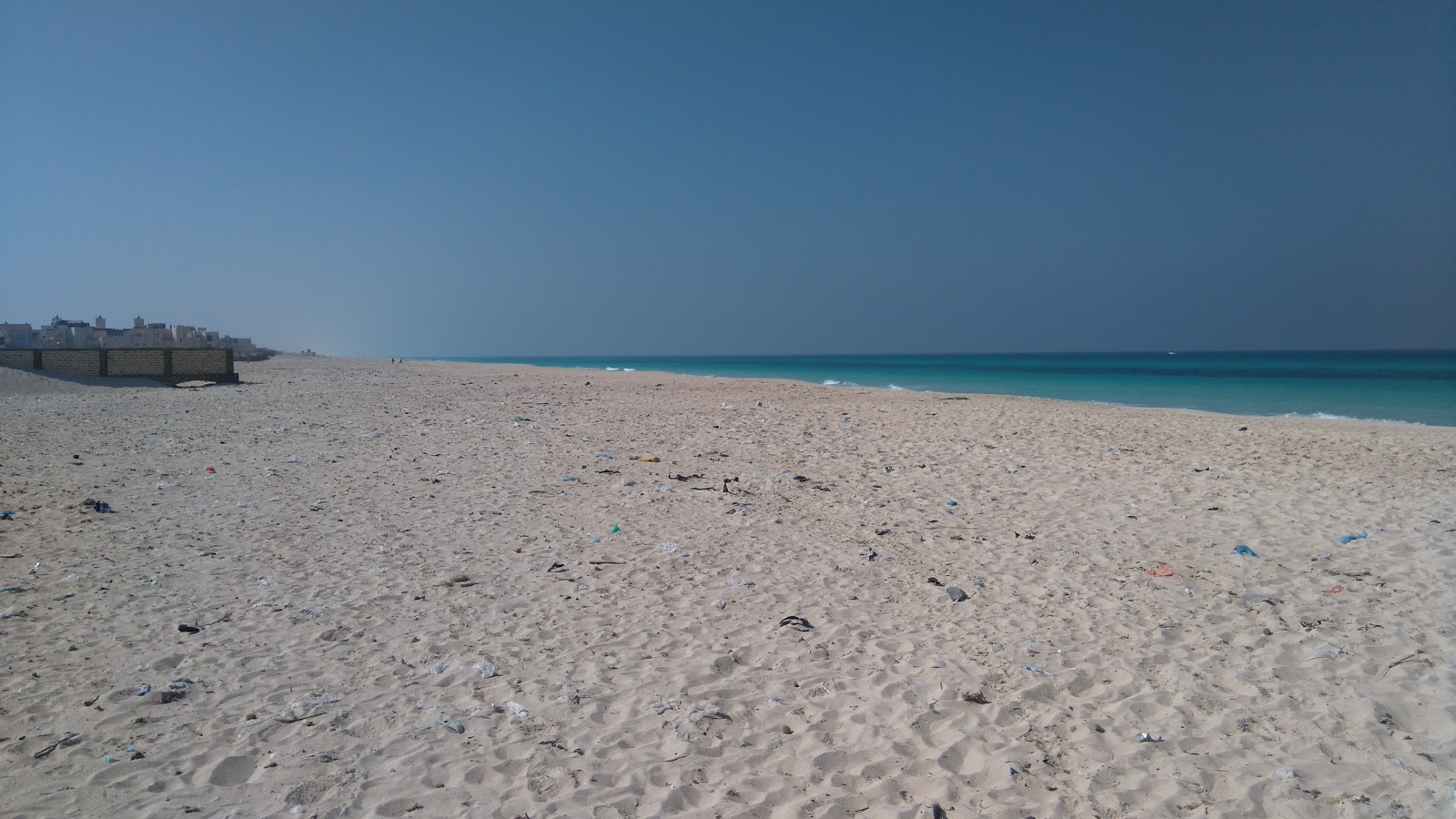Fotografie cu Sidi Krier Beach - locul popular printre cunoscătorii de relaxare