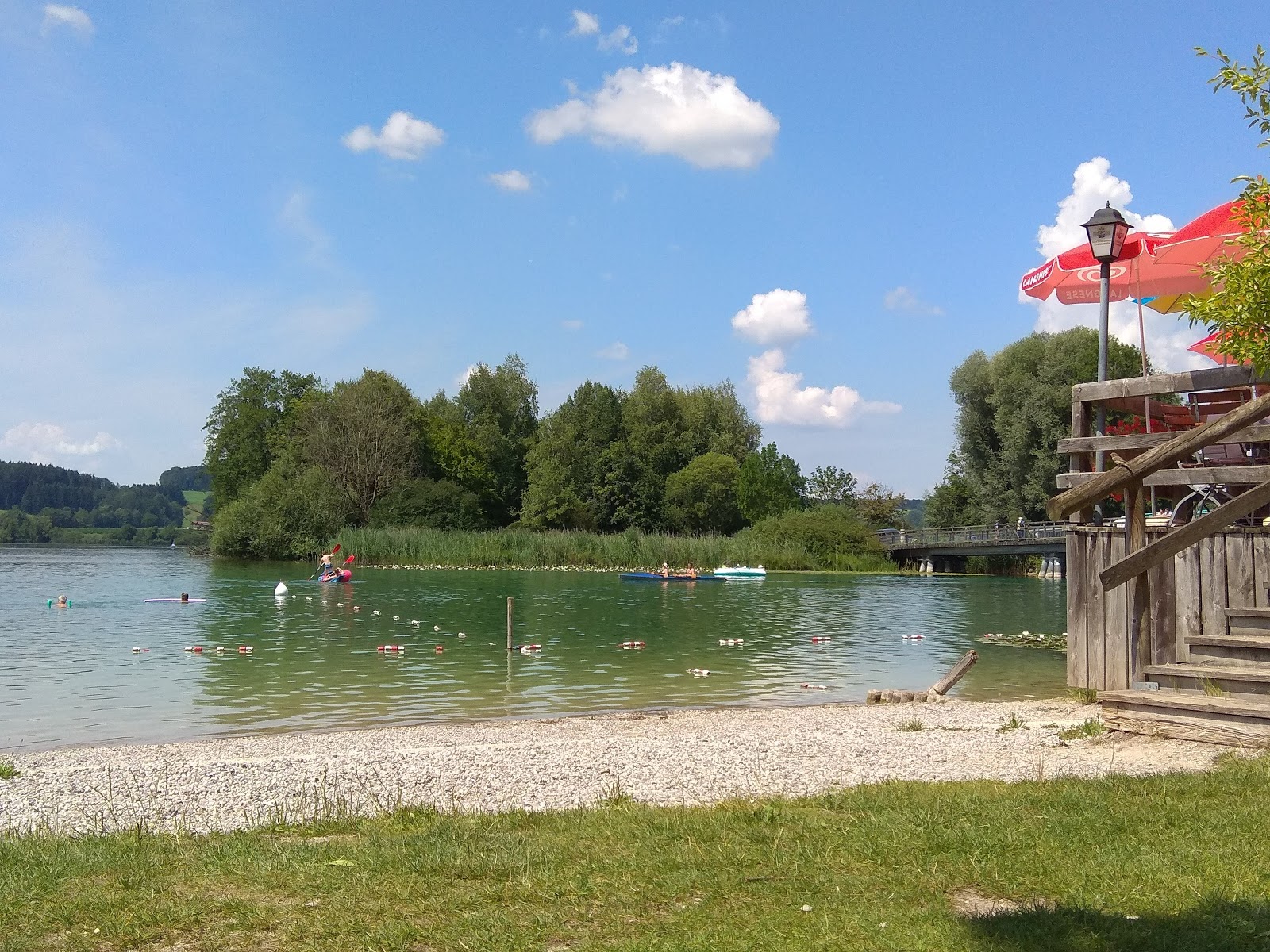 Campingplatz Tettenhausen beim Badwirt am Waginger Tachinger See的照片 带有草表面