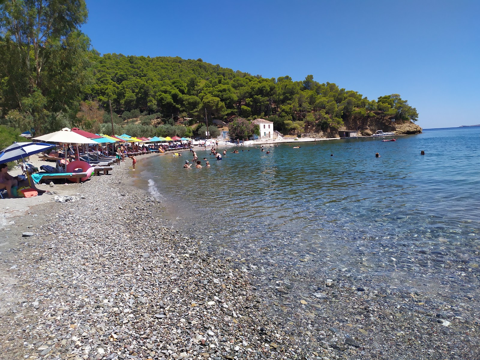 Monastiri Beach的照片 带有蓝色纯水表面