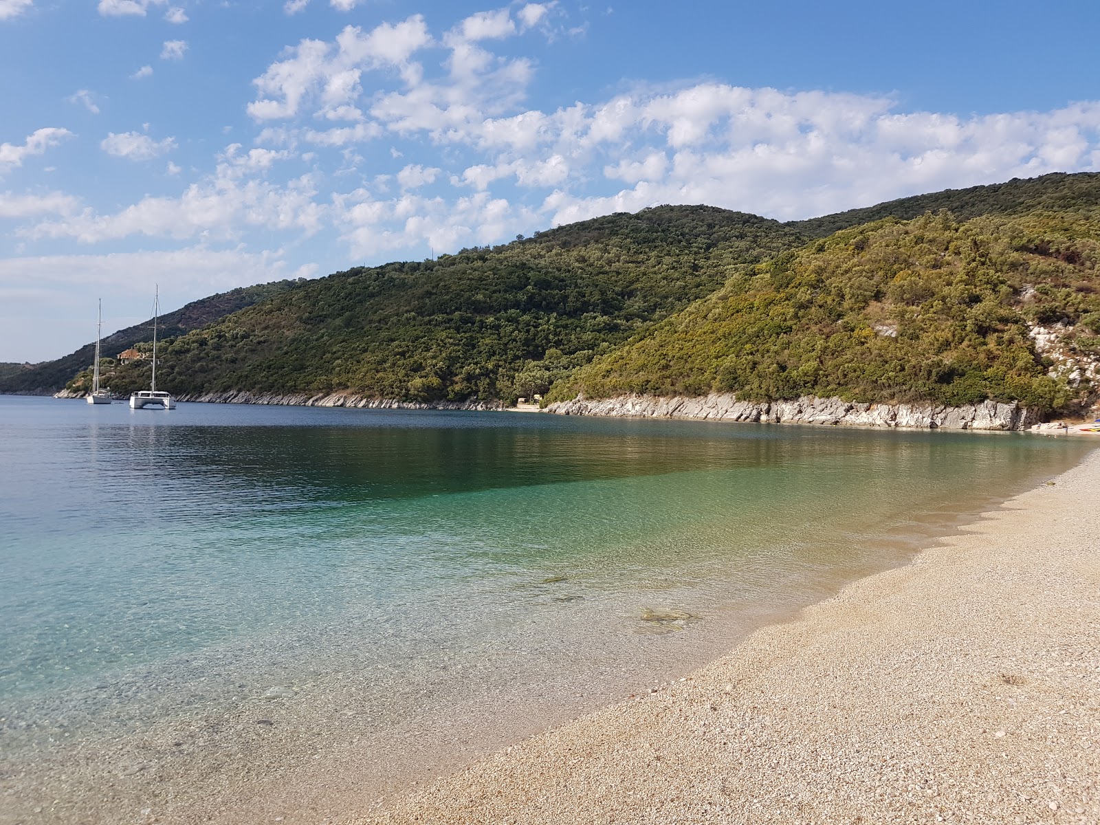 Mikros Gialos Plajı'in fotoğrafı ve yerleşim