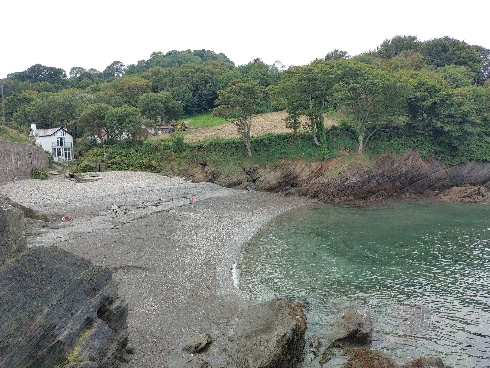 Fotografija Plaža Combe Martin z prostorni večplastni zalivi