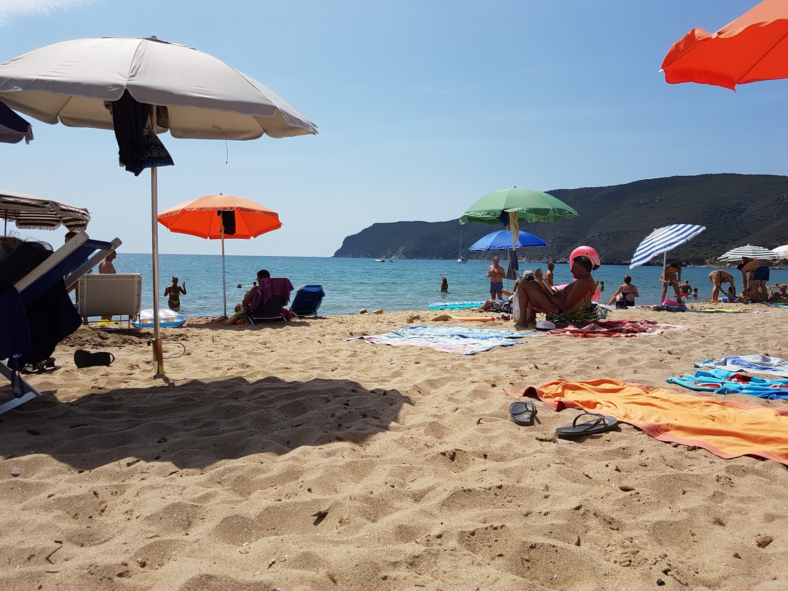 Foto av Lacona Beach omgiven av klippor