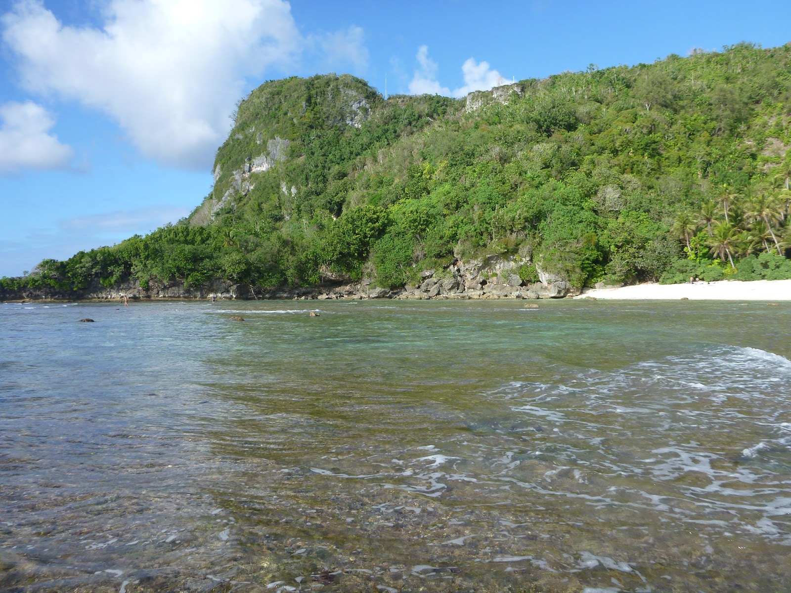 Foto de Haputo Beach localizado em área natural